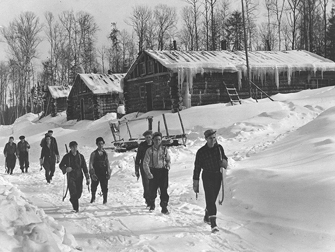 Une journée d’hiver dans les chantiers forestiers d’autrefois