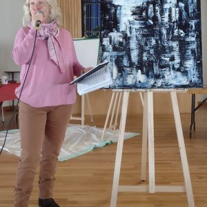 Cette toile s’intitule « Ces femmes volées »!! L’artiste a été interpelée par toutes les formes de violence auxquelles les femmes sont victimes à travers le monde. Ces femmes pour qui on a volé la vie d’une façon ou d’une autre. Janick Turpin artiste peintre.