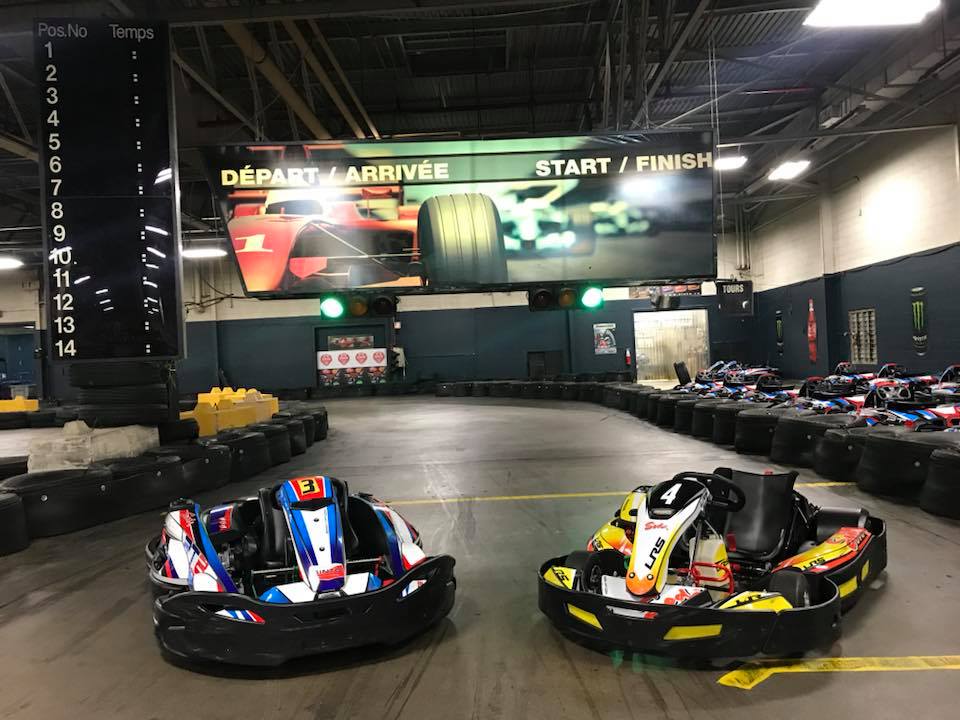 deux karts sur une piste de go-kart