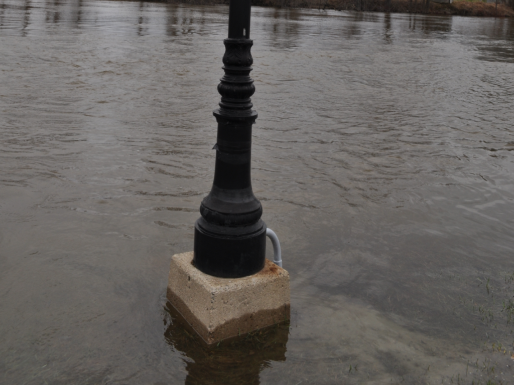 La rivière Désert sort de son nid à Maniwaki