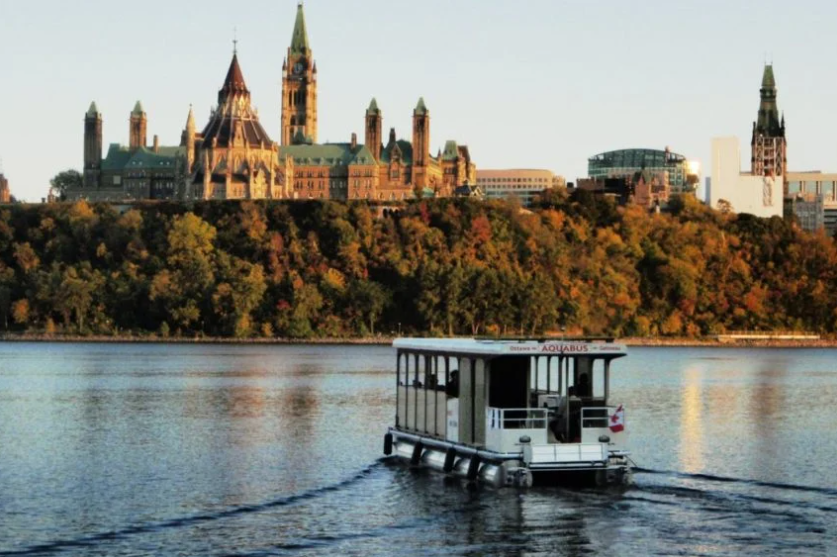bateau taxi sur la rivière des Outaouais on voit en arrière plan le Parlement d'Ottawa