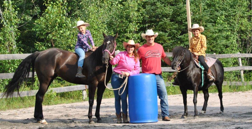 Les chevaux, une affaire de famille à Grand-Remous.